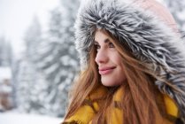 Молода жінка взимку — стокове фото