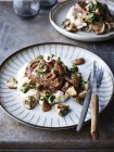 Bifteck de filet aux champignons et purée de chou-fleur et raifort, gros plan — Photo de stock