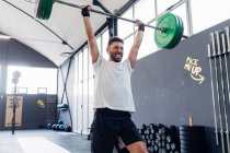 Чоловік важкої атлетики в тренажерному залі — стокове фото