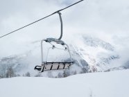 Skilift Sessel auf schneebedecktem Grand Massiv, Französische Alpen — Stockfoto