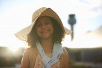 Портрет усміхненої молодої дівчини з капелюхом — стокове фото