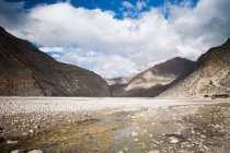 Сушені river valley в Непалі — стокове фото