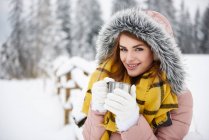 Jeune femme prenant un café en plein air en hiver — Photo de stock