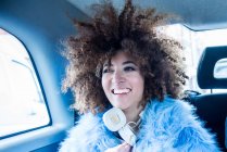 Портрет усміхненої молодої жінки позаду таксі — стокове фото
