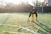 Joueur de football préparant terrain pour la pratique — Photo de stock