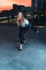 Donna all'aperto scherzare e ballare al tramonto — Foto stock