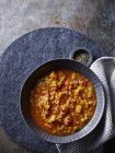 Ciotola con zucca piccante e zuppa di pomodoro lenticchia — Foto stock