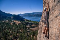 Side view of man climbing on Skaha Bluffs in Provincial Park, Penticton, Canada — Stock Photo