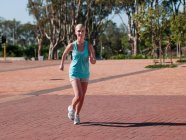 Jeune femme courir à l'extérieur — Photo de stock