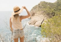 Vista posteriore della donna sulla costa guardando la vista, Tossa de mar, Catalogna, Spagna — Foto stock