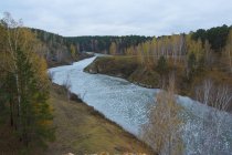 Paysage d'automne avec forêts et rivière, Kislokan, Evenk, Russie — Photo de stock