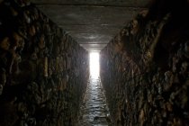 Вид на порожній тунель з денним світлом — стокове фото