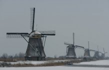 Moinhos de vento tradicionais, Kinderdijk, Zuid-Holland, Países Baixos — Fotografia de Stock