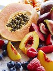 Bodegón de variedad de fruta fresca en rodajas, vista aérea - foto de stock