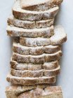 Blick von oben auf frisch gebackene Brotlaibe in Scheiben geschnitten — Stockfoto