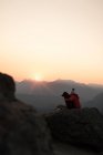 Frau mit Hund auf einem Hügel bei Sonnenaufgang, Klapperschlange Ledge, Washington, USA — Stockfoto