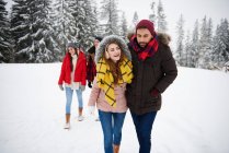 Freunde spazieren im Schnee — Stockfoto
