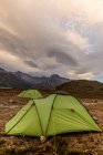 Camping en tienda de campaña en Tasermiut fiordo en el sur de Groenlandia - foto de stock