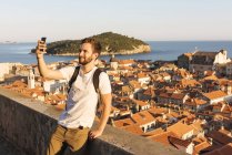 Hombre tomando selfie en Dubrovnik, Dubrovacko-Neretvanska, Croacia, Europa - foto de stock