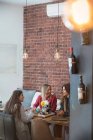 Три подруги сидят вместе в кафе — стоковое фото