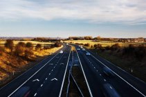 Automobili in autostrada con cielo blu nel nord-est dell'Inghilterra, Regno Unito. Sfocatura movimento — Foto stock