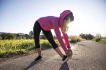 Young woman exercising in rural setting — Stock Photo