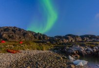 Пейзаж с палатками на фьорде и северное сияние ночью, Нарсак, Вестгронланд, Южная Гренландия — стоковое фото