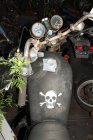 Cráneo y huesos cruzados en el tanque de combustible de la motocicleta - foto de stock