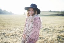Hippie-Frau mit Filzhut auf dem Feld — Stockfoto