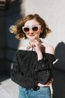 Ritratto di donna dai capelli rossi sorridente che indossa occhiali da sole, guardando la macchina fotografica — Foto stock
