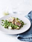 Свинина с картофелем и яблочным соусом, на белой тарелке, крупный план — стоковое фото