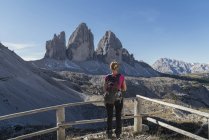 Wanderer mit Aussicht, Dolomiten bei Cortina d 'ampezzo, Venetien, Italien — Stockfoto