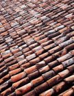 Vue des tuiles de toit en argile brune, plein cadre — Photo de stock