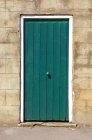 Вид на старі зелені двері — стокове фото