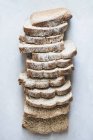 Високий вид свіжоспеченого хліба нарізаного скибочками — стокове фото