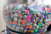 Вид на барвисті кульки в торговій машині — стокове фото