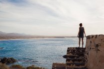 Donna affacciata sul mare, Corralejo, Fuerteventura, Isole Canarie — Foto stock