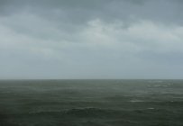Живописный вид на дождь над морем, Шевенхель, Южная Голландия, Нидерланды, Европа — стоковое фото