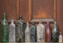 Vista de garrafas de vidro velhas na fileira — Fotografia de Stock