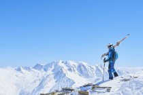 Человек с лыжами на фоне гор, Hintertux, Тироль, Австрия — стоковое фото