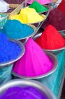 Polvos coloridos de la gama vendidos en los mercados en Mysore, Karnataka - foto de stock