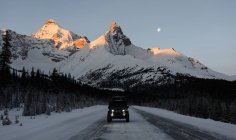 Jeep en carretera, Parque Nacional Jasper, Canadá - foto de stock