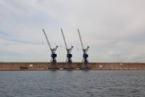 Строительные краны в порту, Марсель, Франция. Судоходство — стоковое фото