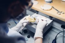 Стоматолог робить зубний протез в лабораторії — стокове фото