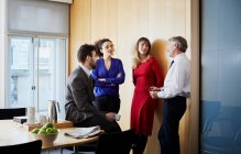 Geschäftsfrauen und -männer treffen sich im Büro — Stockfoto