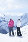 Skieurs mère et fille debout sur une pente enneigée, Hintertux, Tyrol, Autriche — Photo de stock