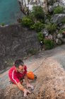 Vue en angle élevé de l'escalade de l'homme, vallée cachée, île de Cat Ba, Vietnam — Photo de stock