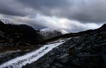 Ruta de nieve y montaña, Distrito de los Lagos, Cumbria, Inglaterra, Reino Unido - foto de stock