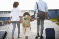Rückansicht der Familie im Urlaub mit Reisetaschen — Stockfoto