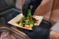 Nahaufnahme männlicher Hände bei der Zubereitung von Essen zum Mitnehmen — Stockfoto